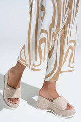 ��AZALEA WANG NATHALIA BEIGE NOVELTY FLATFORM SANDAL
