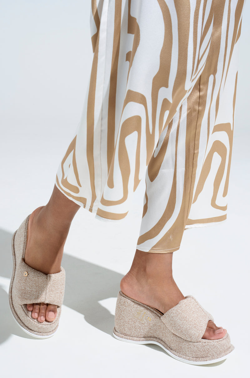 ��AZALEA WANG NATHALIA BEIGE NOVELTY FLATFORM SANDAL