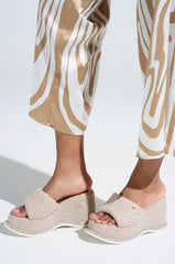 ��AZALEA WANG NATHALIA BEIGE NOVELTY FLATFORM SANDAL