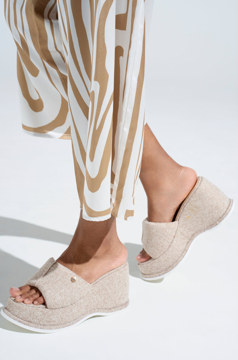 ��AZALEA WANG NATHALIA BEIGE NOVELTY FLATFORM SANDAL