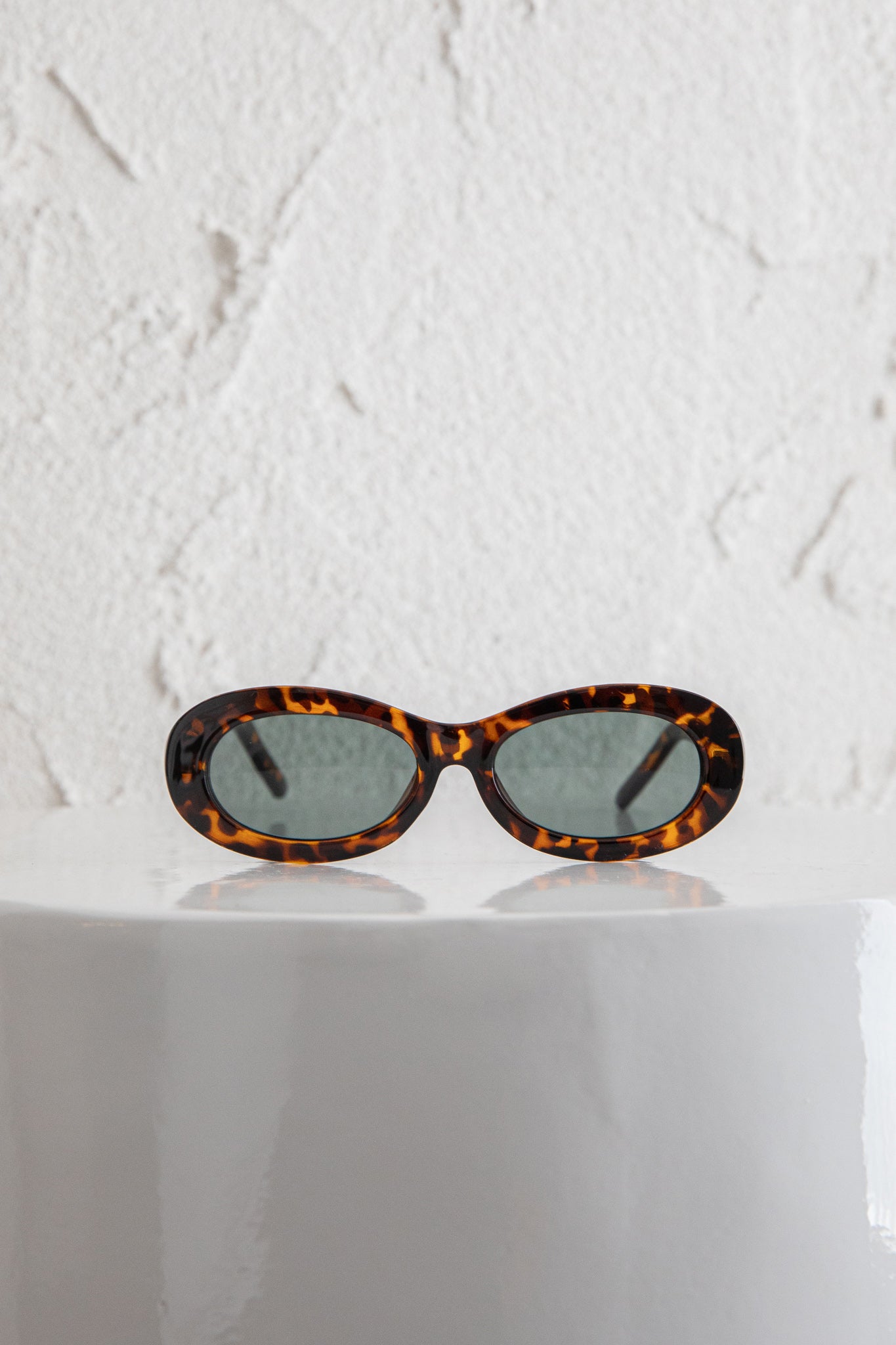Riptide Oval Sunglasses Tort